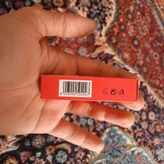 اندازه و رنگ رژلب مایع LL 06 روی لب یا پشت دست - فروشگاه آلفا شاپ