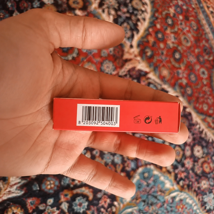 اندازه و رنگ رژلب مایع LL 06 روی لب یا پشت دست - فروشگاه آلفا شاپ