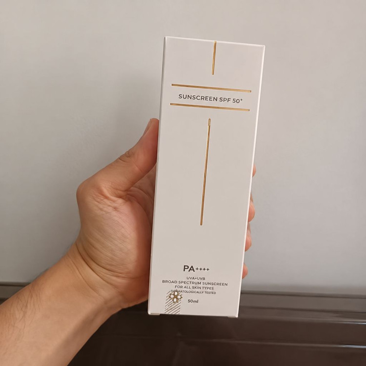 اندازه و بافت کرم ضدآفتاب بیرنگ SPF50+ در کف دست، بدون رد سفیدی - فروشگاه آلفا شاپ