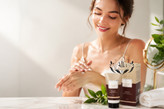کرم گیاهی نرمکننده دست و صورت مناسب پوست خشک و حساس با روغن گلبنفشه و ویتامینهای A، E، C، ۵۰ میلیلیتر