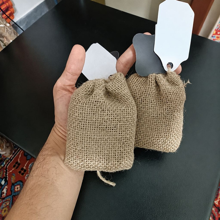 اندازه و بافت کفدهی صابون گیاهی کاج و مریمگلی در کف دست - فروشگاه آلفا شاپ